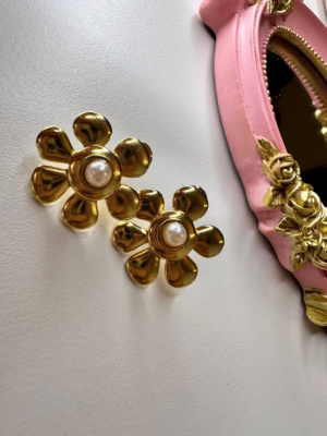 Bloom pearl studs