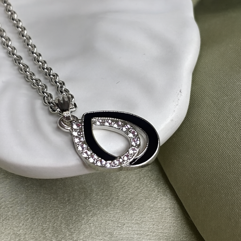 ✨ Crystal Teardrop Stainless Steel Necklace 🤍