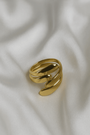 🌙 Golden Curl Ring